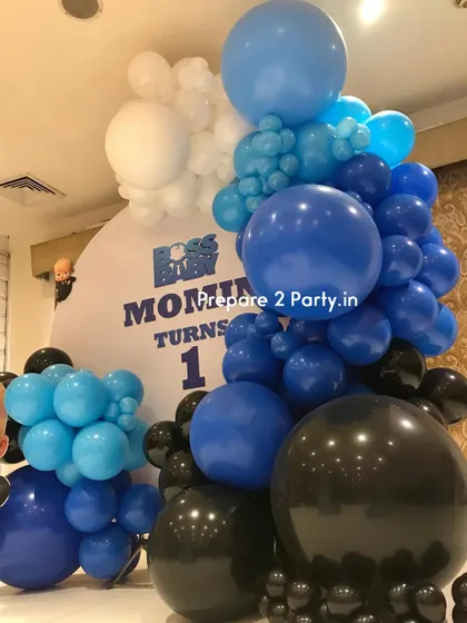 A close-up of the balloon arrangement for the "Boss Baby" theme, highlighting the different shades of blue and the contrast with black and white.