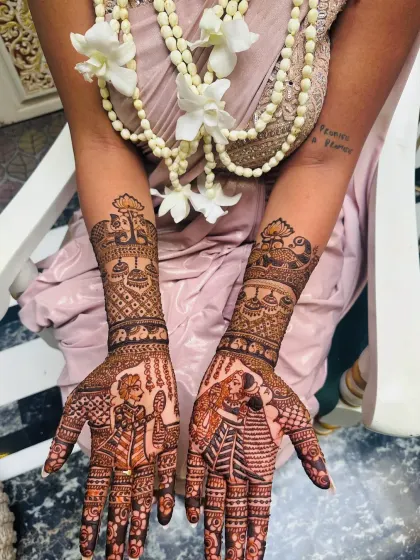 This design features detailed bride and groom portraits, a specialty of mine. I take great care to capture the essence of the couple, making the mehndi a cherished part of their wedding story.