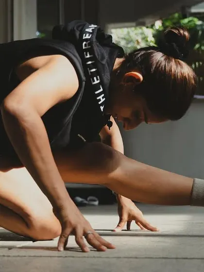 An essential warm-up stretch, the runner's lunge, preparing the hips and hamstrings for deeper work.