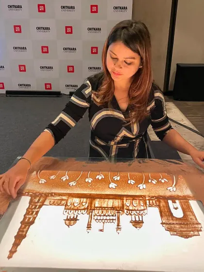 Drawing India Gate during a corporate show for Chitkara University. It's a privilege to bring iconic landmarks and brand stories together in a single, flowing performance.
