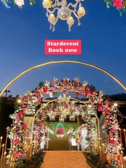 Another view of the magnificent floral entrance. The chandelier hanging from the main arch adds a touch of opulence, perfectly framing the path to the celebration.