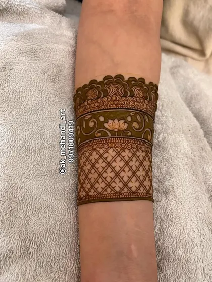 This armband shows a 3D lotus band combined with a geometric net pattern. The raised effect of the flowers against the flat net creates a beautiful textural contrast.