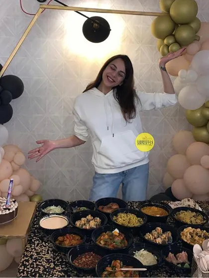 An influencer enjoying her intimate birthday celebration at home with our simple yet chic balloon decor.