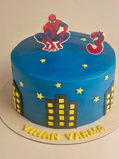 Your friendly neighborhood Spider-Man, swinging into a birthday party! This cake features a cityscape made of fondant and a classic Spidey topper.
