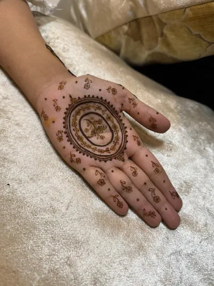 A still image of the elegant and simple ornamental henna design.