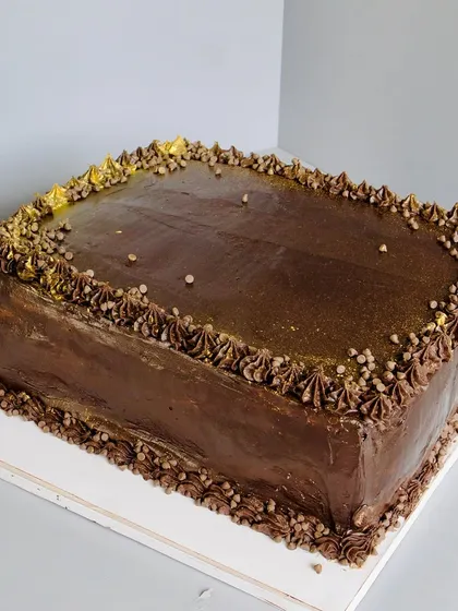 This classic corporate cake features a rich chocolate sponge layered with smooth ganache and a generous sprinkle of dark choco chips. It's simple, elegant, and irresistibly good for any office celebration.