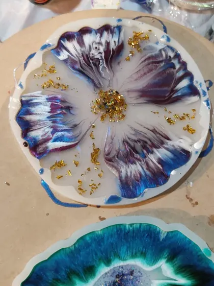 My 3D flower and coral resin art workshop will teach you how to create realistic blooms and beautiful coral patterns. Join us to learn these stunning techniques.