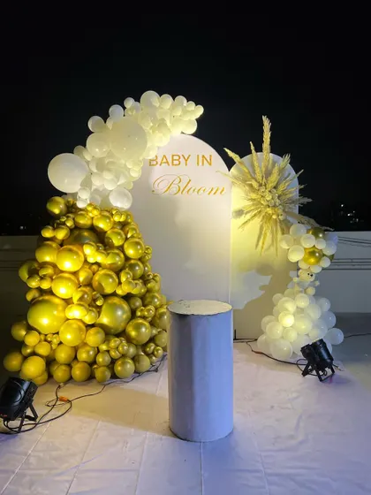 A full view of our elegant "Baby in Bloom" theme, showcasing the arrangement of gold and white balloons. This setup is perfect for a chic and memorable baby shower event, especially for evening celebrations where the lighting stands out.