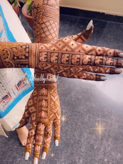 A classic engagement design with rows of elephants and intricate 'jaal' work, perfect for a traditional ceremony.