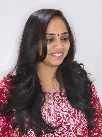 A week filled with wonderful haircuts for gorgeous women. This client is smiling, happy with her new style.