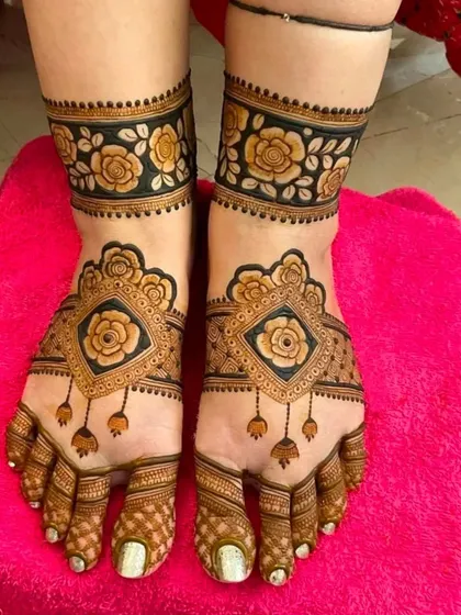This unique foot design features rose motifs in the center, surrounded by delicate hanging bells. The floral bands on the ankles complete this elegant look.
