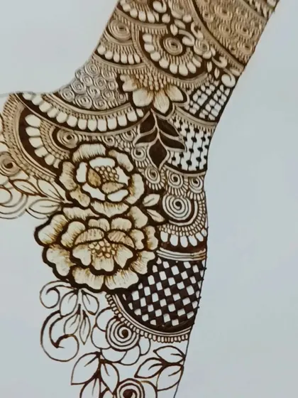 The same design, now with more details and fillers added. You can see how checkerboard grids and fine lines enhance the main floral motifs.