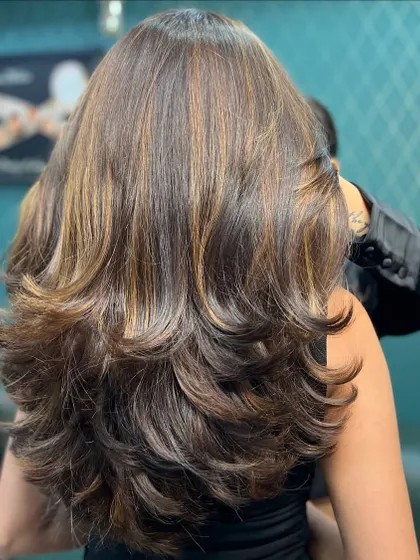 Who’s ready for this caramel goodness? This look features bold caramel highlights woven through a darker base, creating a high-contrast, eye-catching style.