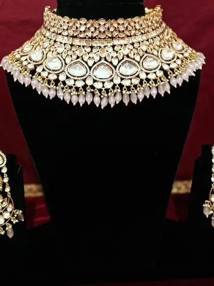 For a softer look, I offer this same Kundan choker design with delicate pink beads. It’s perfect for pairing with pastel or pink outfits.