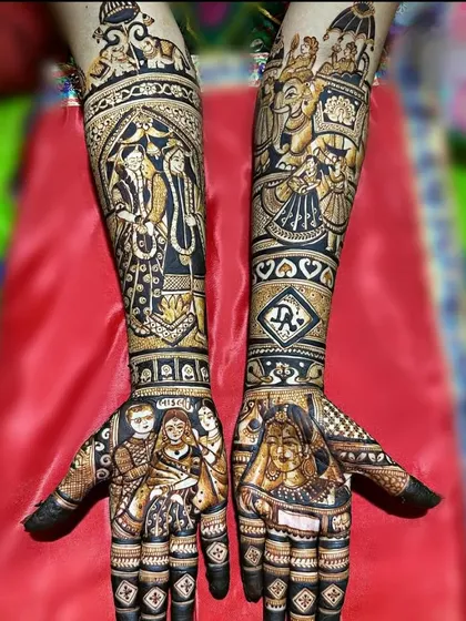 A very detailed design showing the wedding ceremony. The palms have portraits of the couple with their family, while the arms depict the varmala ceremony and doli.