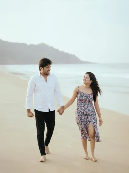 A simple walk along the shore, hand in hand. This classic beach shot is all about the connection and the beautiful, expansive scenery.