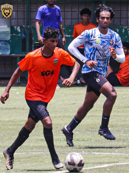 Two players in an intense duel for the ball, highlighting the competitive nature of the league.