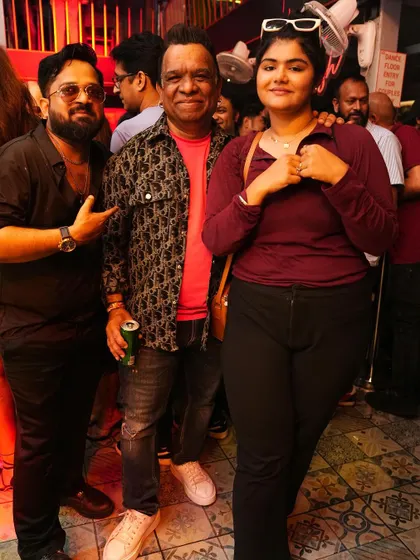 Another great photo with friends and fans.