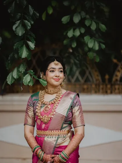 A simple, natural Muhurtham look that is perfect for a Mallu bride. The focus is on clean lines, radiant skin, and traditional accessories.