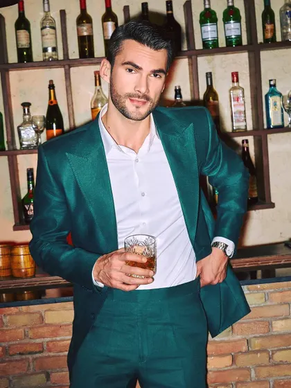A confident look for a man with taste. The rich green of the linen suit is both vibrant and sophisticated, perfect for making a lasting impression.