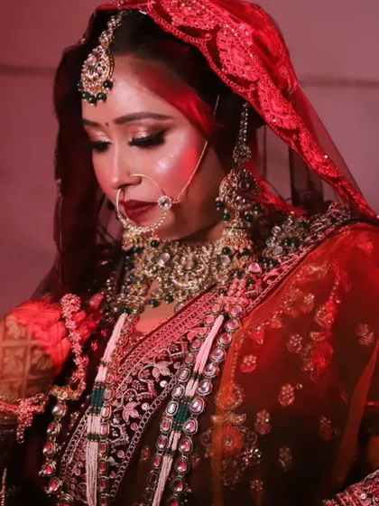 A beautiful portrait of the bride, with the focus on her stunning jewelry and the flawless makeup that complements it perfectly.