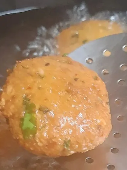 Frying fresh paruppu vadas for a lunch order. These crispy lentil fritters are a must-have in any traditional South Indian feast.