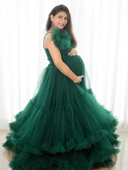 A beautiful solo portrait showcasing the elegance of our emerald green tulle gown. The mom-to-be's happy smile completes this perfect picture.