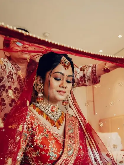 A moment of connection between mother and daughter. We captured the mother placing the veil on the bride's head, a touching and emotional part of the wedding day.