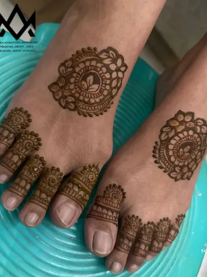 A beautiful and simple party mehendi for the feet, with a floral motif and detailed work on the toes.