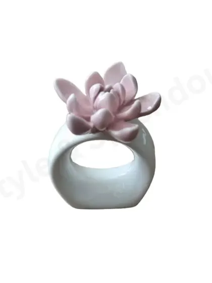 Molded into a beautiful lotus shape, this ceramic napkin ring is suitable for weddings, parties, and festive celebrations. It's a simple detail that allows your napkin folding talents to shine.