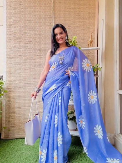 A beautiful blue khadi cotton saree with a daisy print. This is a very cheerful and pretty saree from Meesho, perfect for a summer day.