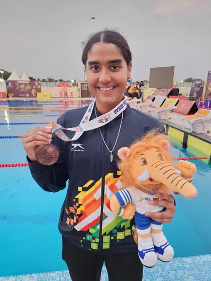 Vihitha Nayana with her bronze medal and the Khelo India mascot.