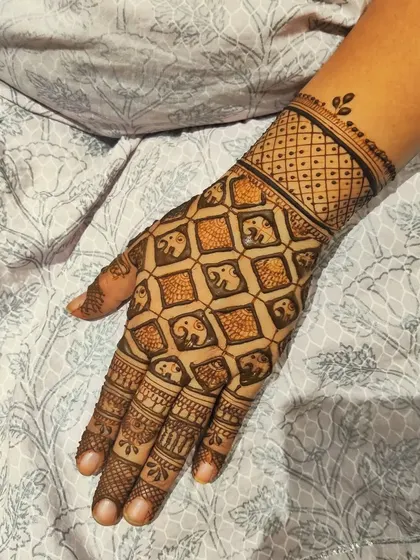 I love incorporating mini elephants into a grid pattern. It's a modern take on a traditional motif and creates a really interesting texture on the back of the hand.