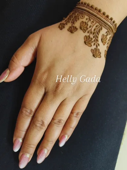 A very simple and elegant wrist cuff design. This floral band is a perfect minimalist choice for bridesmaids or guests who prefer just a touch of henna.
