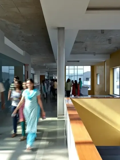 Circulation spaces at the HP Campus are designed as wide, light-filled galleries that encourage interaction. The movement of people through the building becomes a visible and dynamic part of the workplace experience.