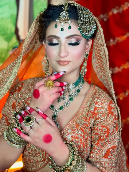 A close-up on the details. The eye makeup, the jewelry, and the alta all come together to create a stunning final image.