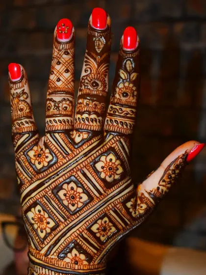 A stunning back-hand design featuring a diagonal floral jaal pattern. The intricate details and clean lines make it a very elegant and modern choice.