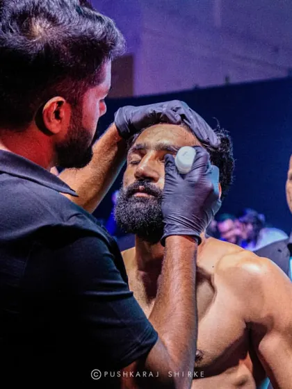 The cutman applying vaseline. An essential role to prevent and manage cuts during a fight.