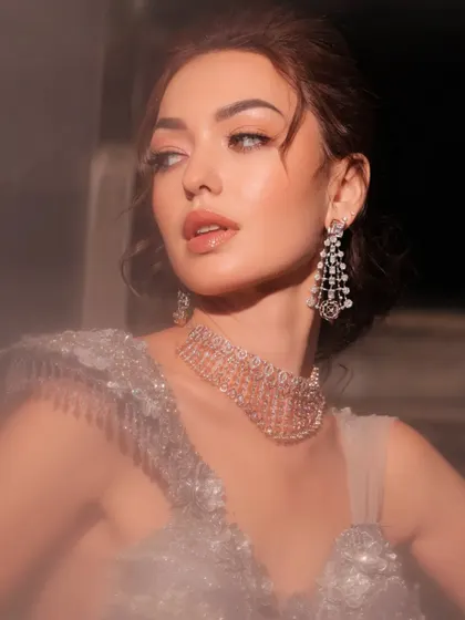 A duplicate of 226, this dreamy portrait is perfect for showcasing a soft-glam look.