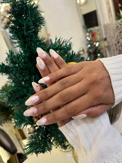 This festive set is perfect for any winter celebration, from Christmas to New Year's.