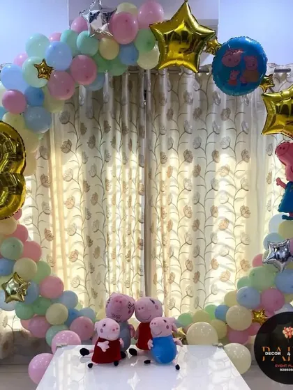 A simple and sweet Peppa Pig theme for a third birthday. This ring decoration is filled with pastel balloons, star-shaped foils, and Peppa Pig characters, creating a perfect photo backdrop for a home celebration.