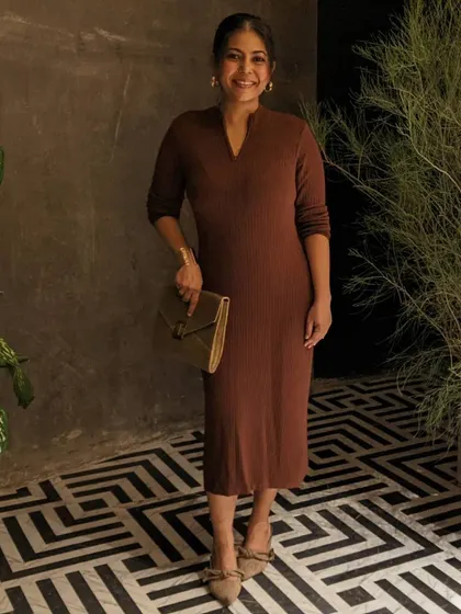 Here is another angle of my monochromatic brown outfit. Notice how the different textures of the knit dress, suede clutch, and leather shoes add depth and interest to the single-color look.