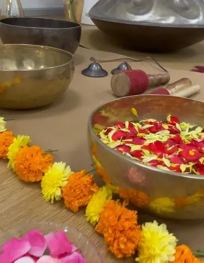 A beautiful setup for a sound meditation at Comcast in Chennai. The instruments are decorated with fresh flowers, an Indian tradition to show respect and bring positive energy to the space.