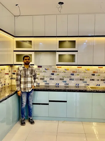 Here I am in a newly finished kitchen. The two-tone design with light blue and white high-gloss cabinets is a popular and fresh choice.