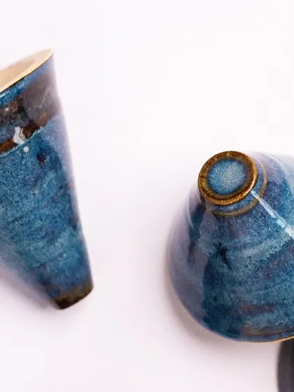 More shots of our "Midnight Blue" glaze on cone-shaped test pieces. You can see how the color varies depending on the thickness of the application, creating a dynamic surface.