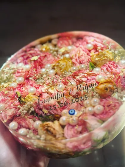 The light catching the gold flakes and the glossy surface of this floral preservation piece is just magical. It’s a little universe of memories that you can hold in your hands.