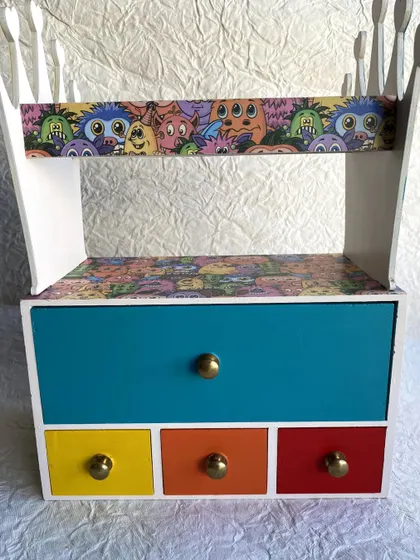 The front of the organizer, showing the different sized drawers for storing clips, bands, and other small items.