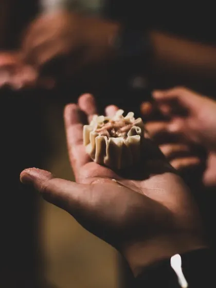 The delicate art of shaping a shumai dumpling. In our classes, you learn the techniques that make each dish special, right from the basics.