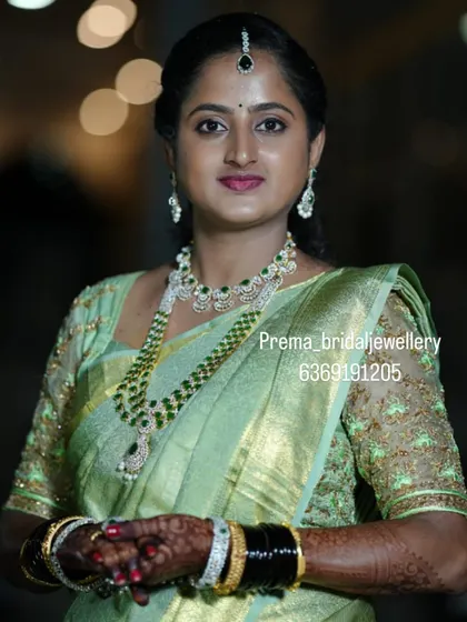 A beautiful portrait of the bride, showcasing the complete AD and emerald jewellery set.