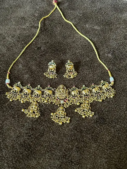 A simple antique choker with elephant motifs, perfect for a traditional yet understated look.